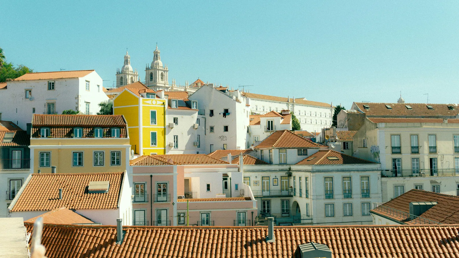 Alfama à Lisbonne : balade, fado et bonnes heures pour visiter : photo de couverture pour illustrer cet article