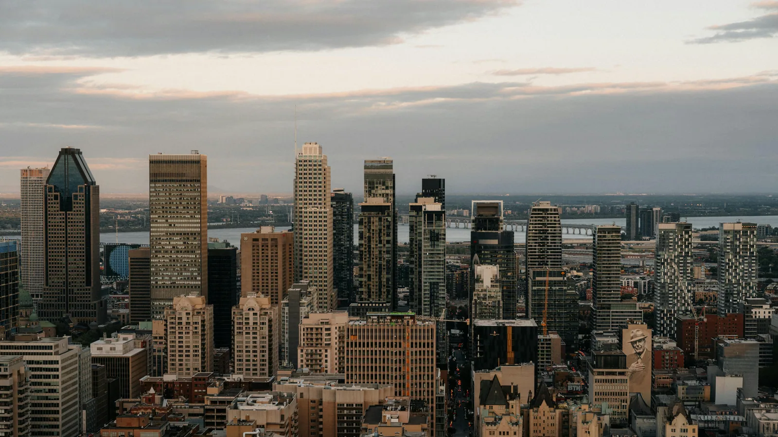 Montréal à pied : idées de balades pour sentir la ville : photo de couverture pour illustrer cet article