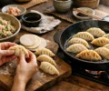 Gyoza maison : farce, pliage et cuisson en deux temps : photo de couverture pour illustrer cet article
