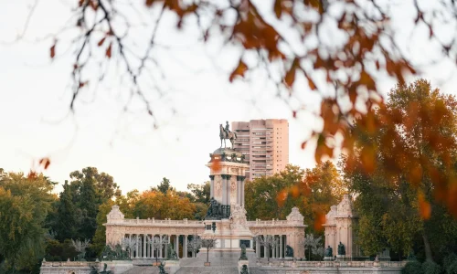 Parc du Retiro à Madrid : balade, horaires et idées autour : photo de couverture pour illustrer cet article