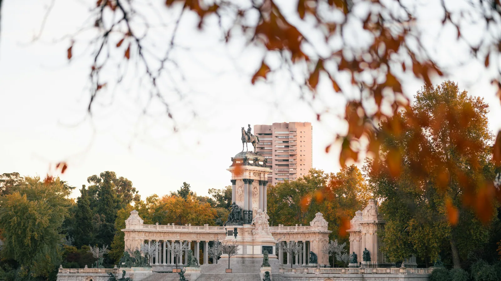 Parc du Retiro à Madrid : balade, horaires et idées autour : photo de couverture pour illustrer cet article